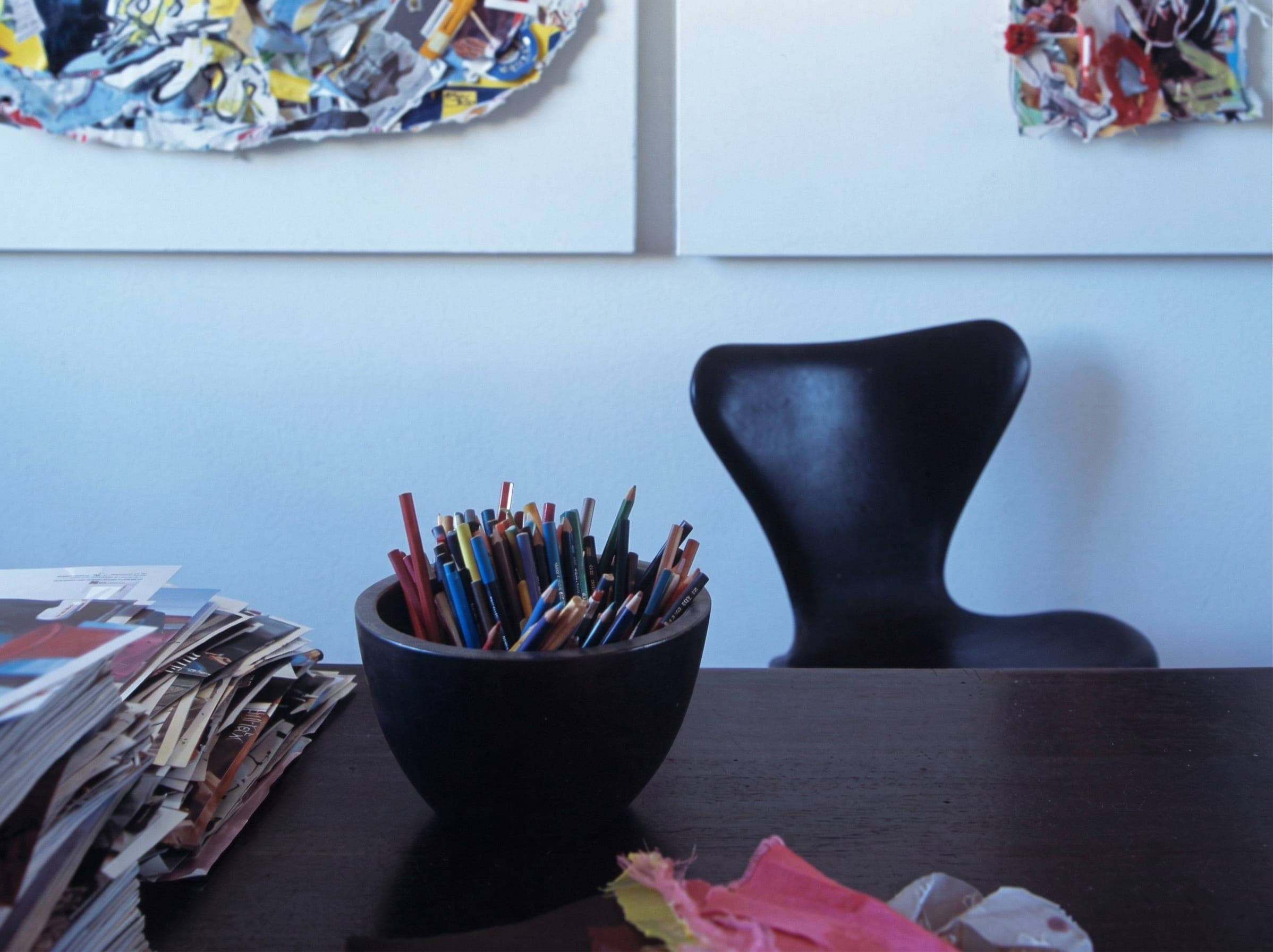 Scrivania con portapenne, scultura e quadri astratti contemporanei a parete