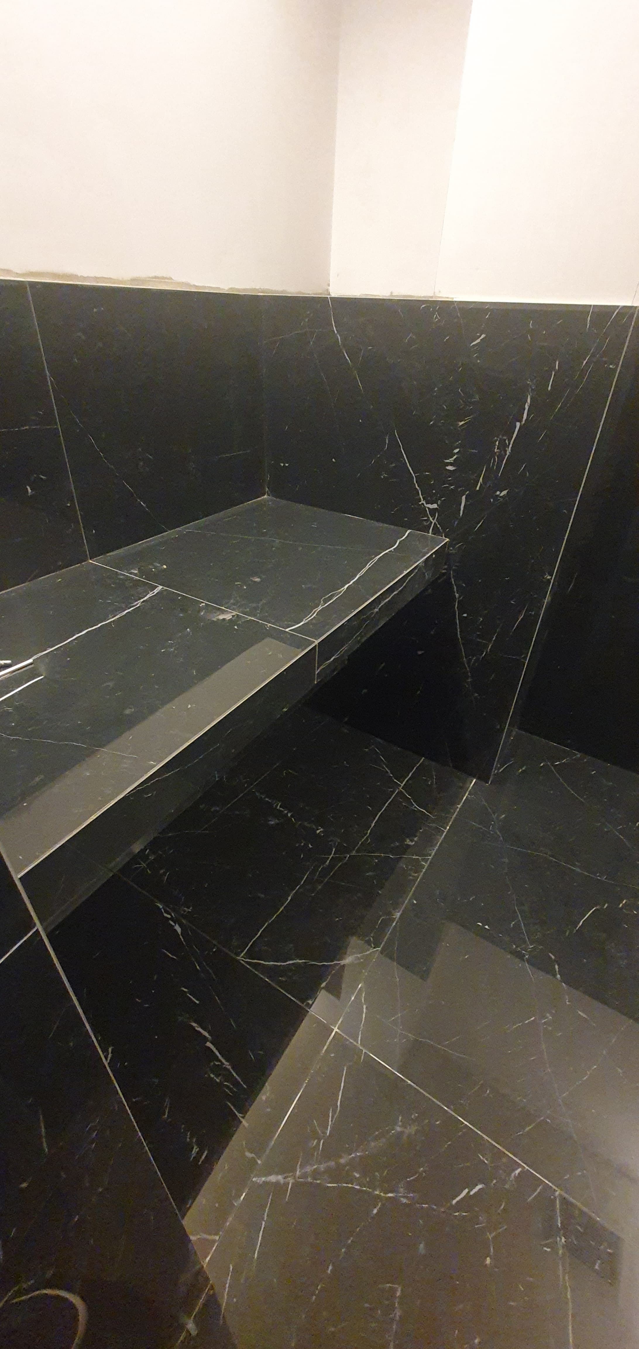 Fase di cantiere: posa rivestimento bagno con mensola a sbalzo, Toiletpaper Apartment Milano